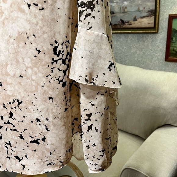 H by HALSTON Size M Speckled Chiffon Ruffled Asymmetrical Blouse Ivory Tan Black - Picture 12 of 12